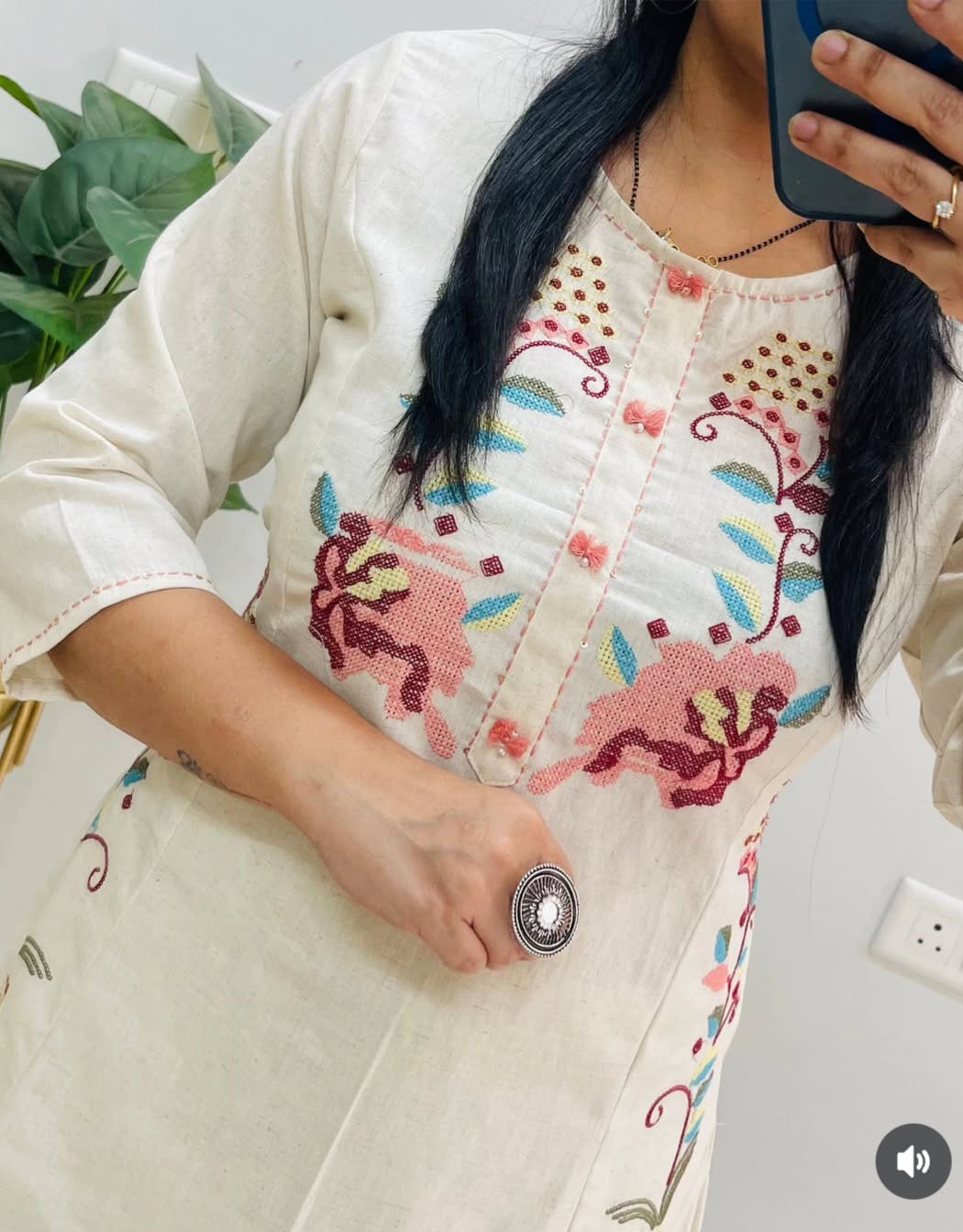 Off-White Embroidered Kurta Pant Set for Women | Stylish Ethnic & Office Wear - Image 5