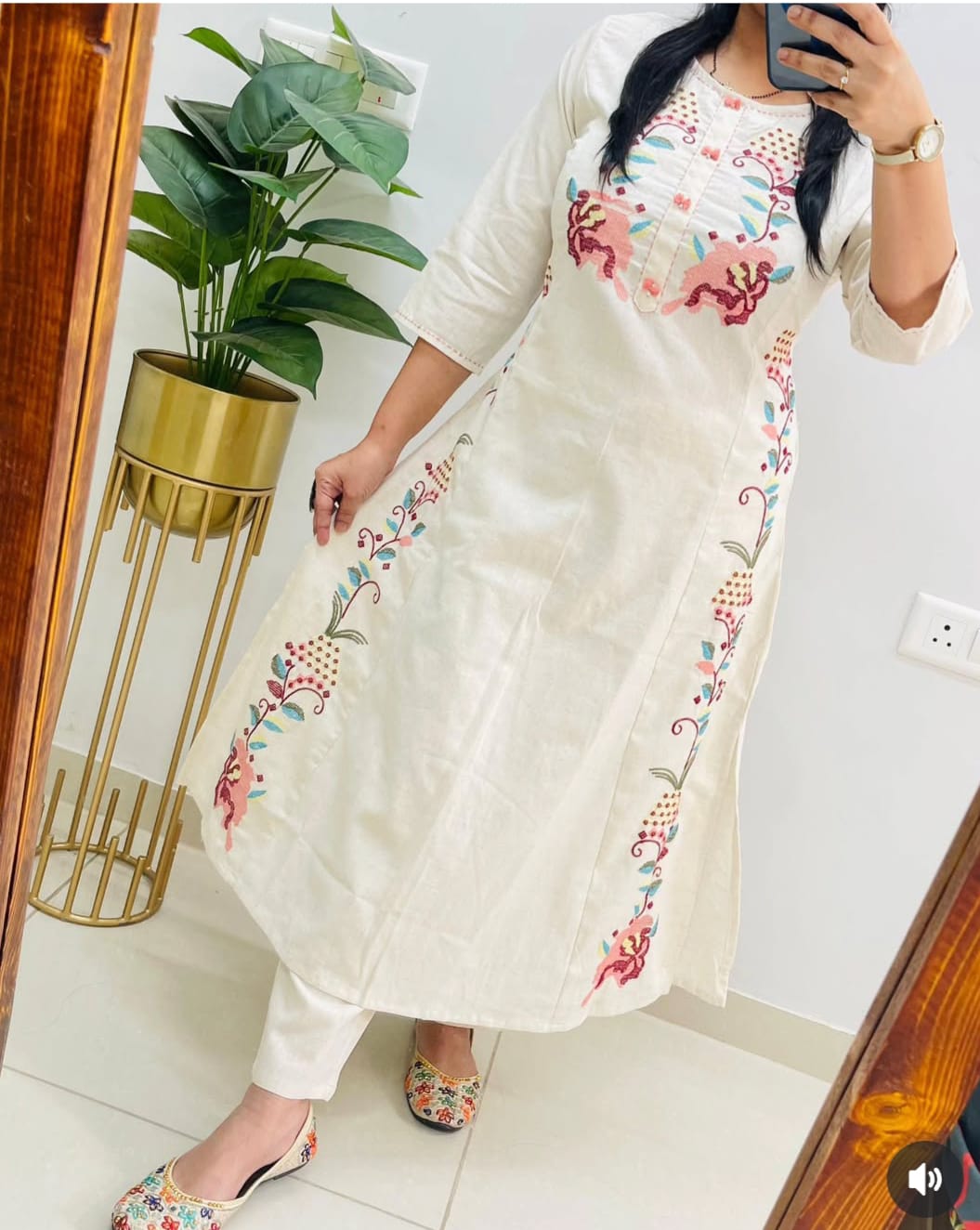 Off-White Embroidered Kurta Pant Set for Women | Stylish Ethnic & Office Wear - Image 4