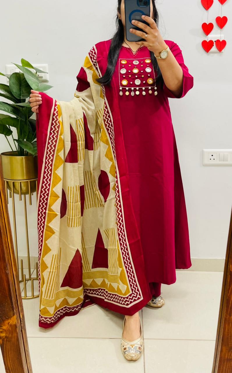 Maroon Kurta Pant Set with Printed Dupatta for Women | Elegant Ethnic Wear - Image 4